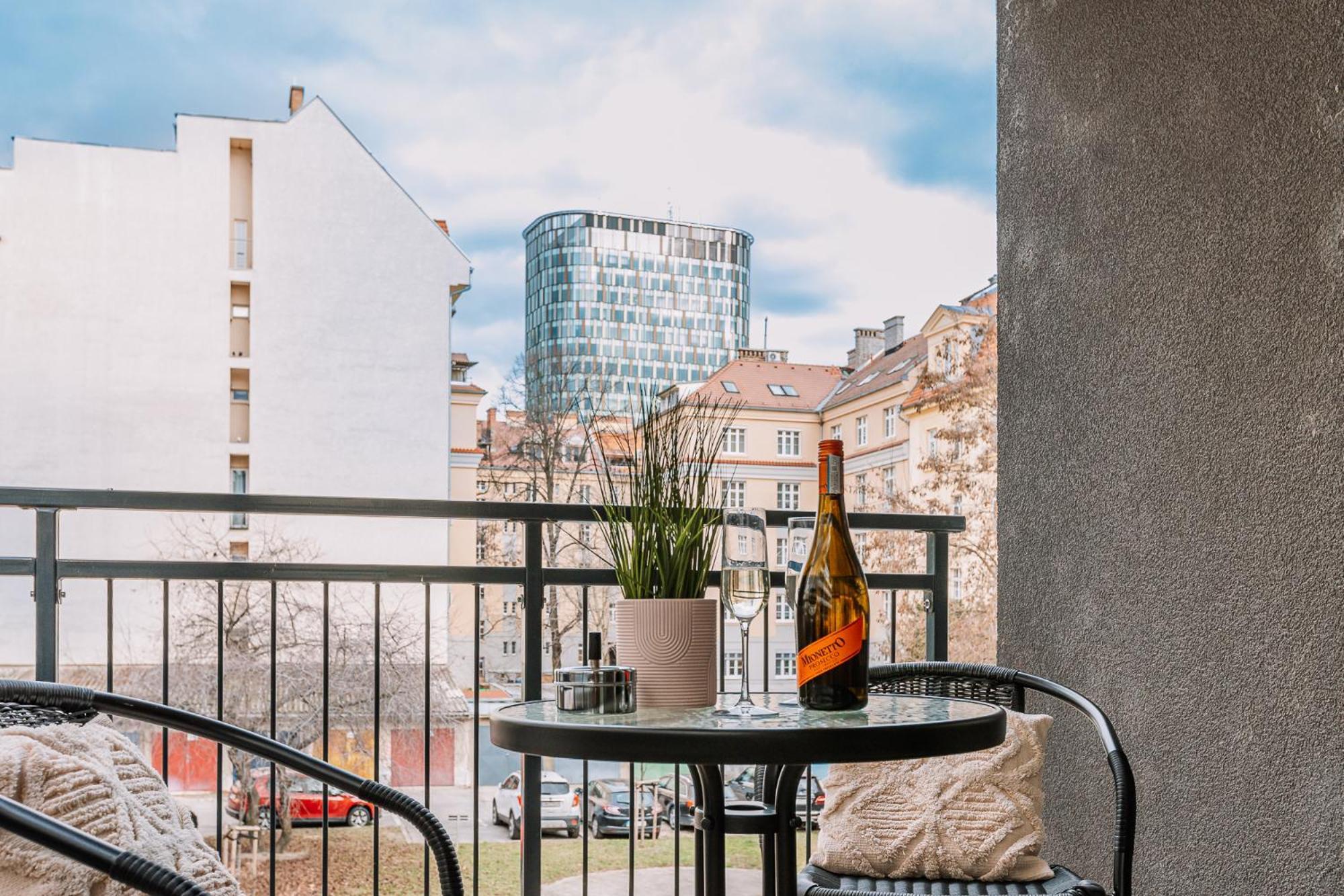 Skau 2 Old Town Family & Business Apartment 2 Floor Free Parking Bratislava Exteriör bild